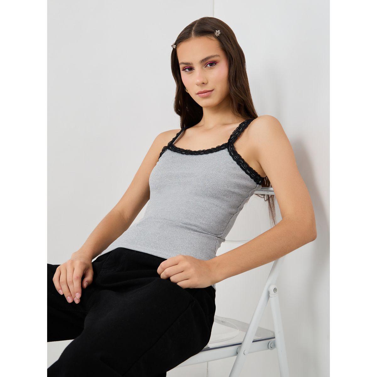 بلوزة كامي بدانتيل وتفاصيل بارزة الملمس-women-clothing-tshirts-image-1