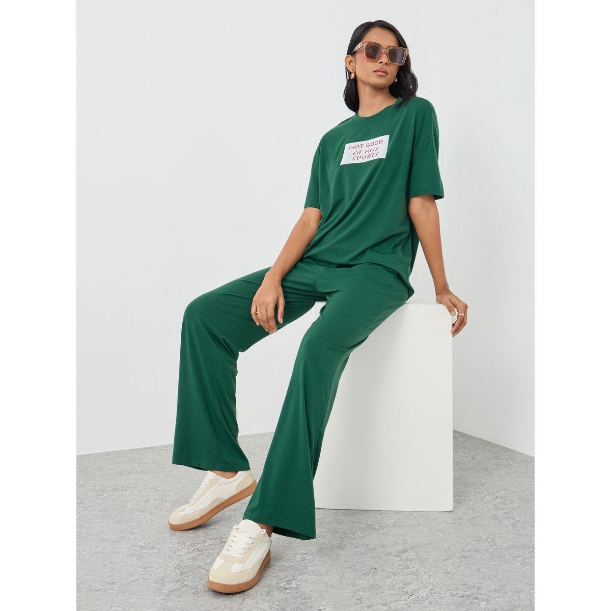 طقم منسق من جوغر وتيشيرت بطبعة كتابة-women-clothing-coordsets-image-1