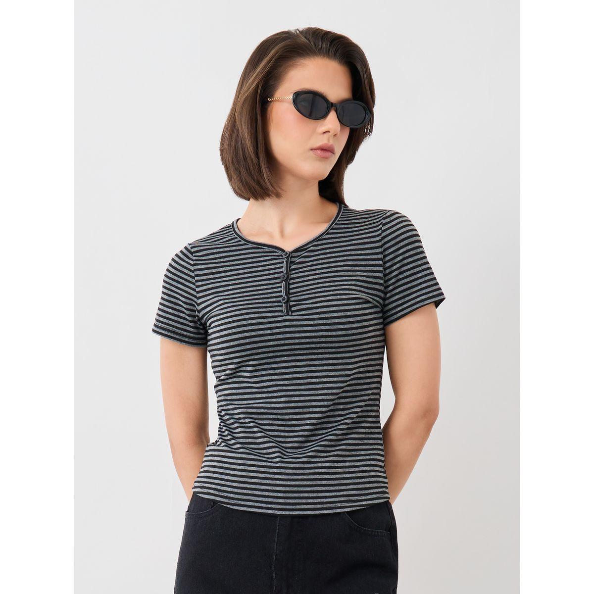 بلوزة مخططة بأكمام قصيرة وأزرار-women-clothing-tshirts-image-1