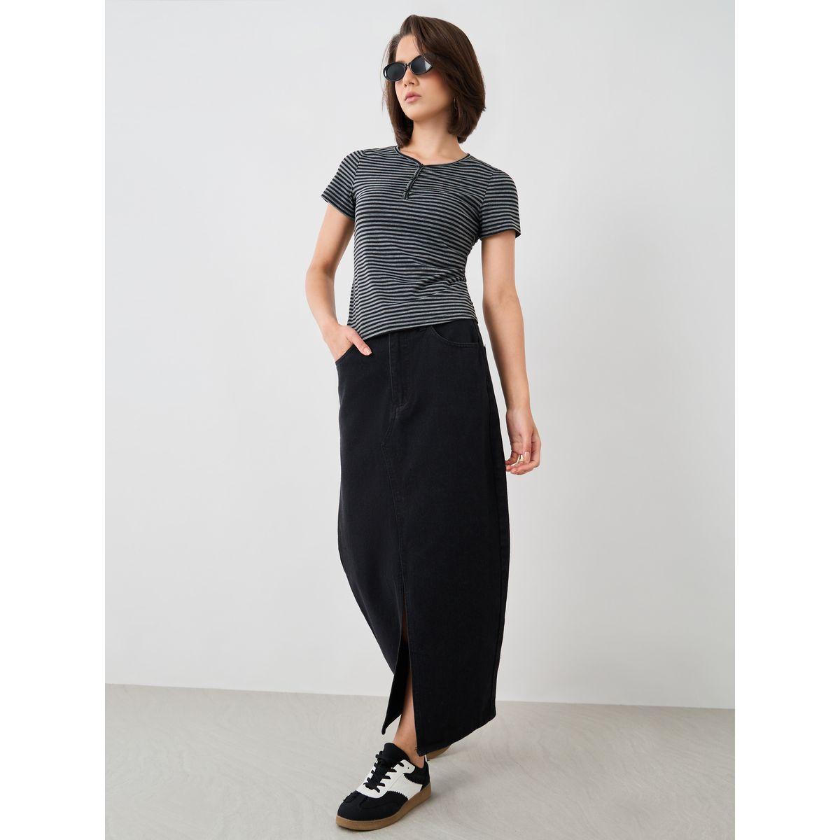 بلوزة مخططة بأكمام قصيرة وأزرار-women-clothing-tshirts-image-3