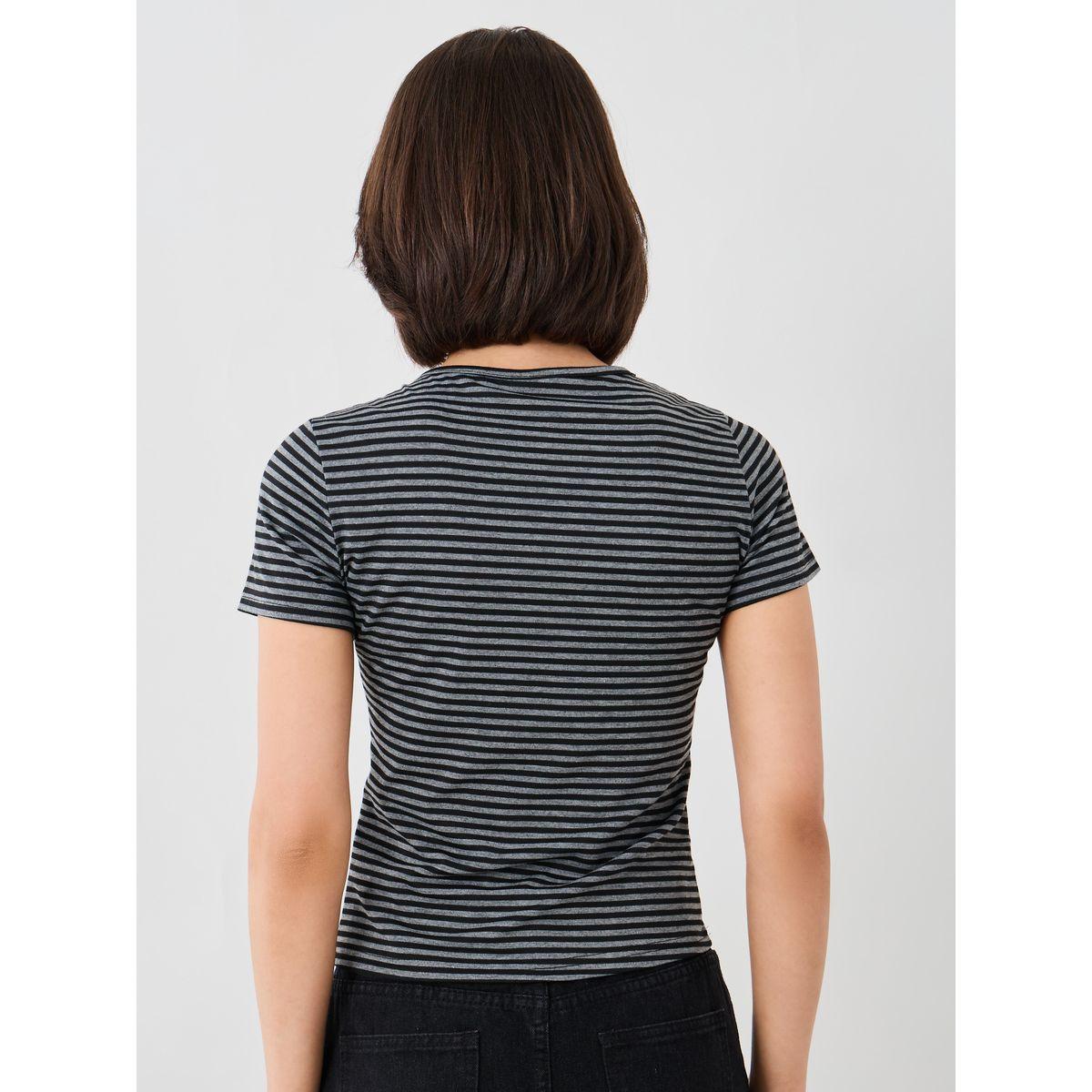 بلوزة مخططة بأكمام قصيرة وأزرار-women-clothing-tshirts-image-5