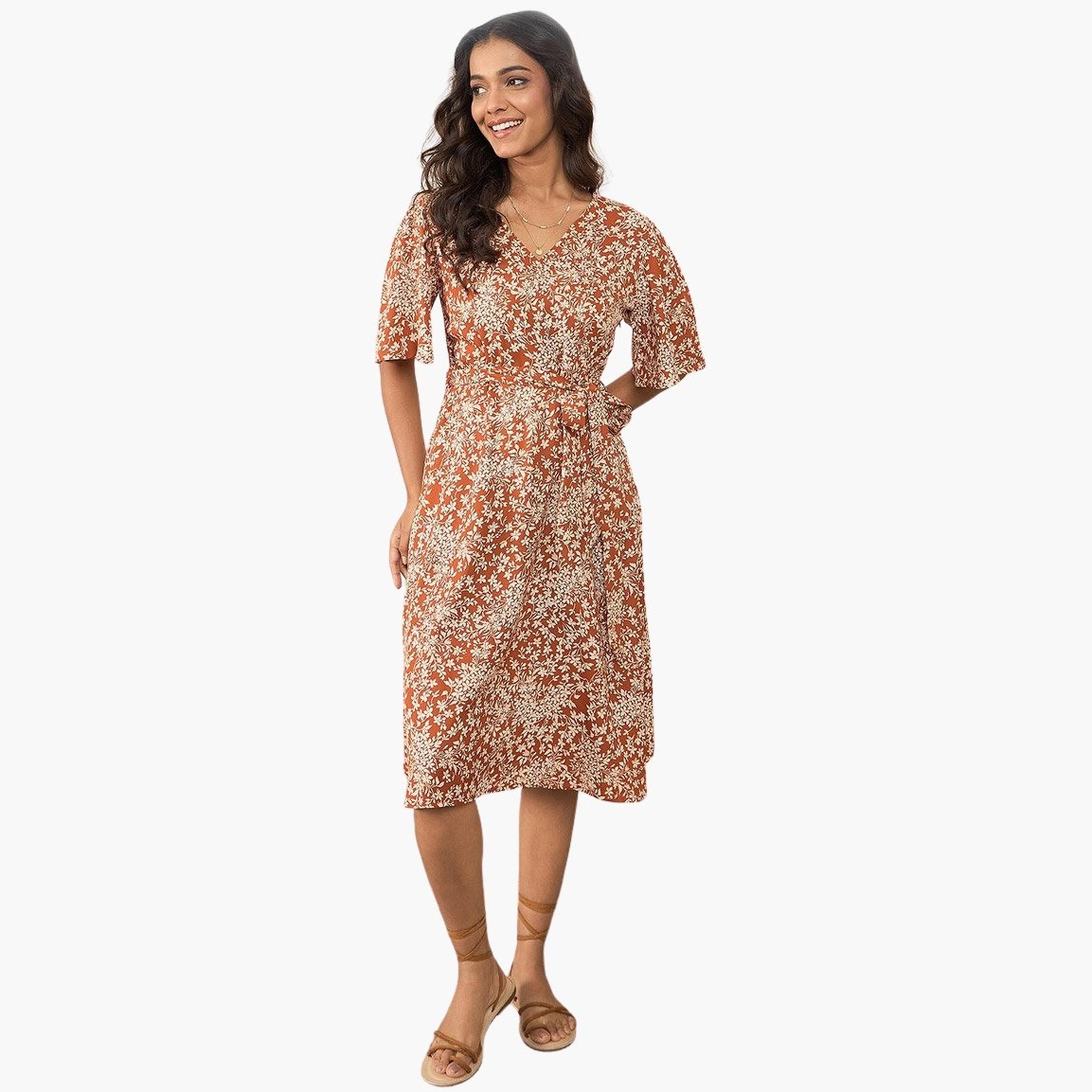 ستايل ستون × ستايلي - فستان بني بنقشة أزهار، ملفوف، طول للركبة-women-clothing-dresses-image-1