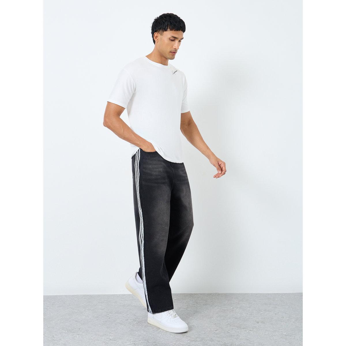 بنطال جينز بخصر متوسط وقصة مريحة مع تفاصيل شرائط جانبية-men-clothing-bottoms-jeans-image-2