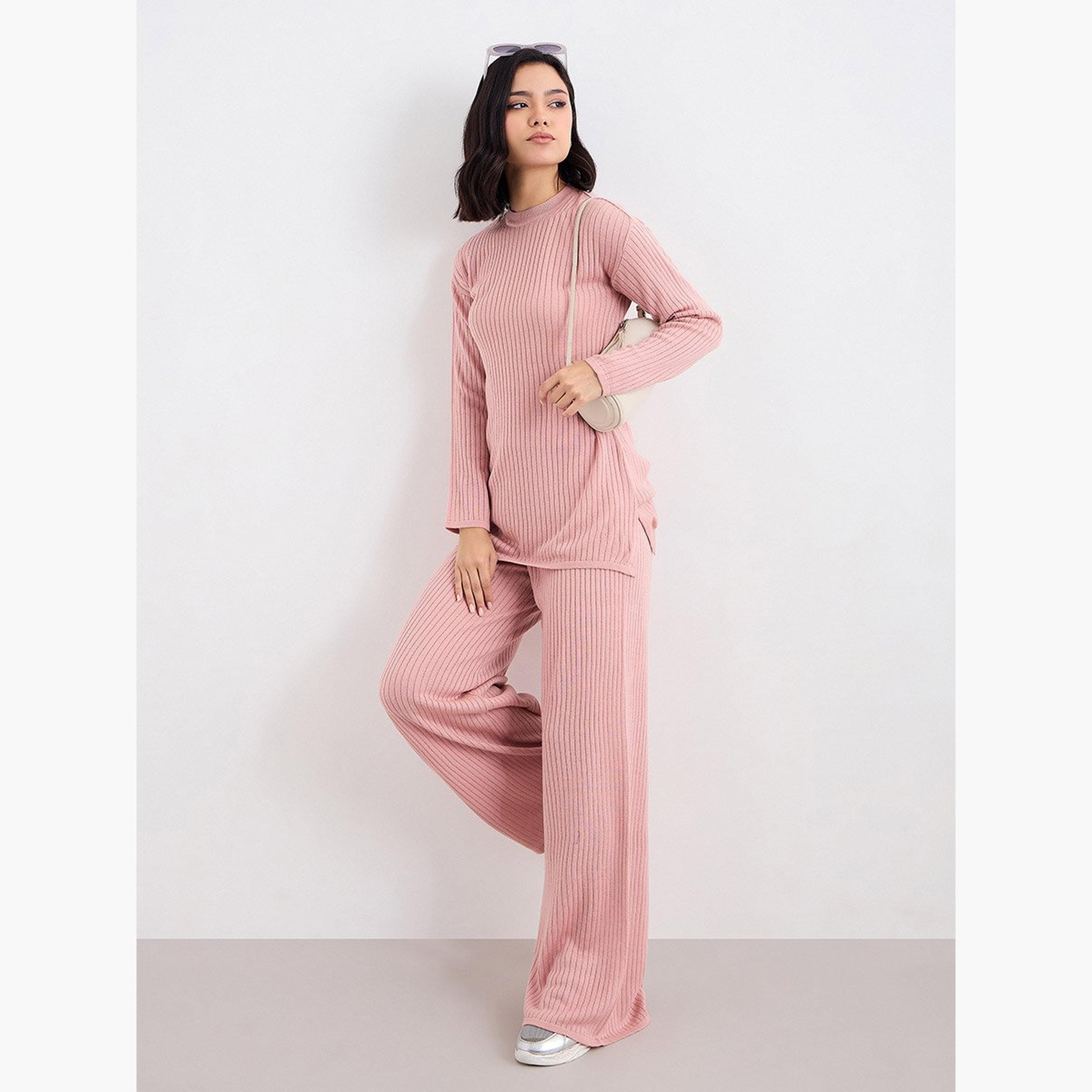 طقم محتشم من بنطال وبلوزة بتفاصيل بارزة الملمس-women-arabicclothing-sets-image-1