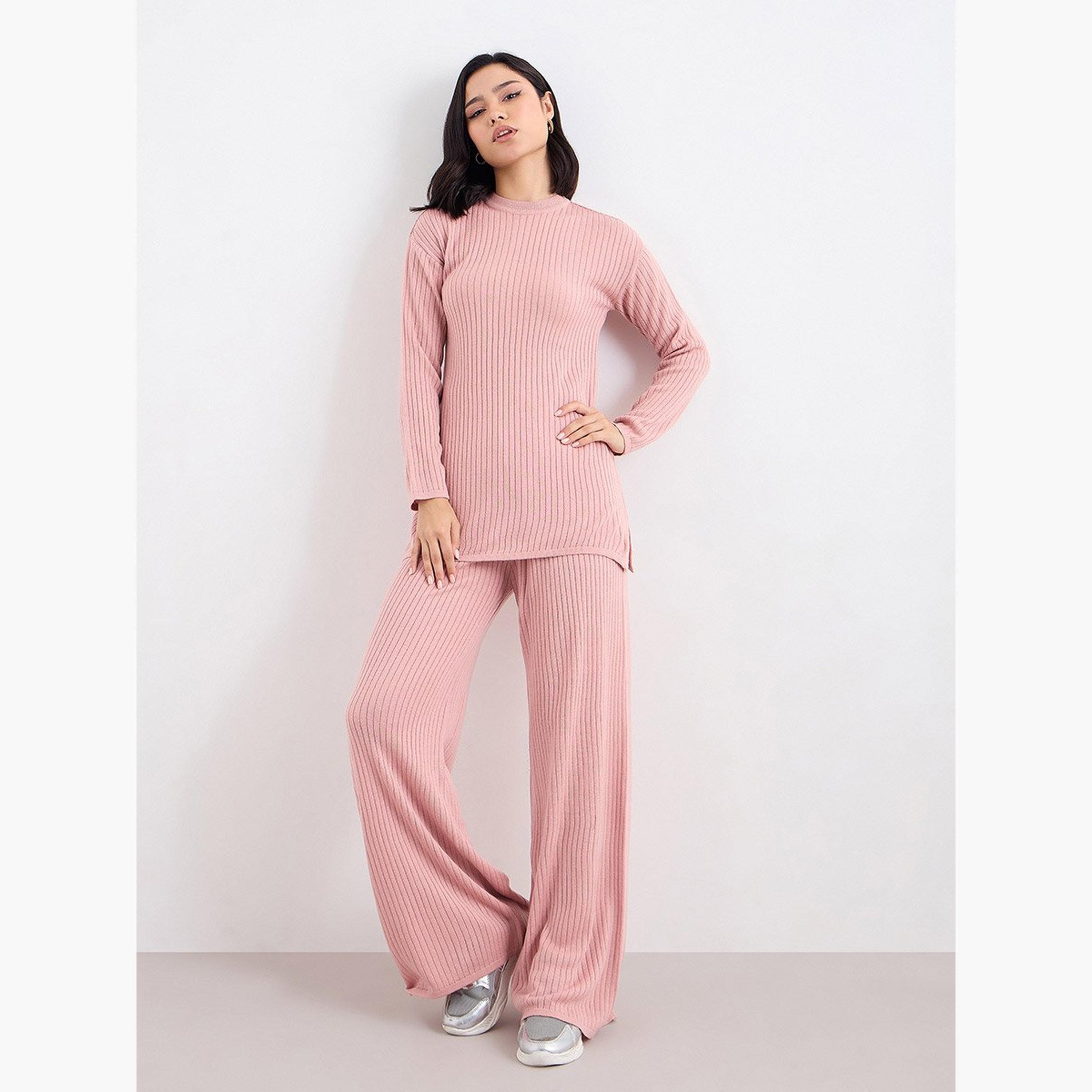 طقم محتشم من بنطال وبلوزة بتفاصيل بارزة الملمس-women-arabicclothing-sets-image-2