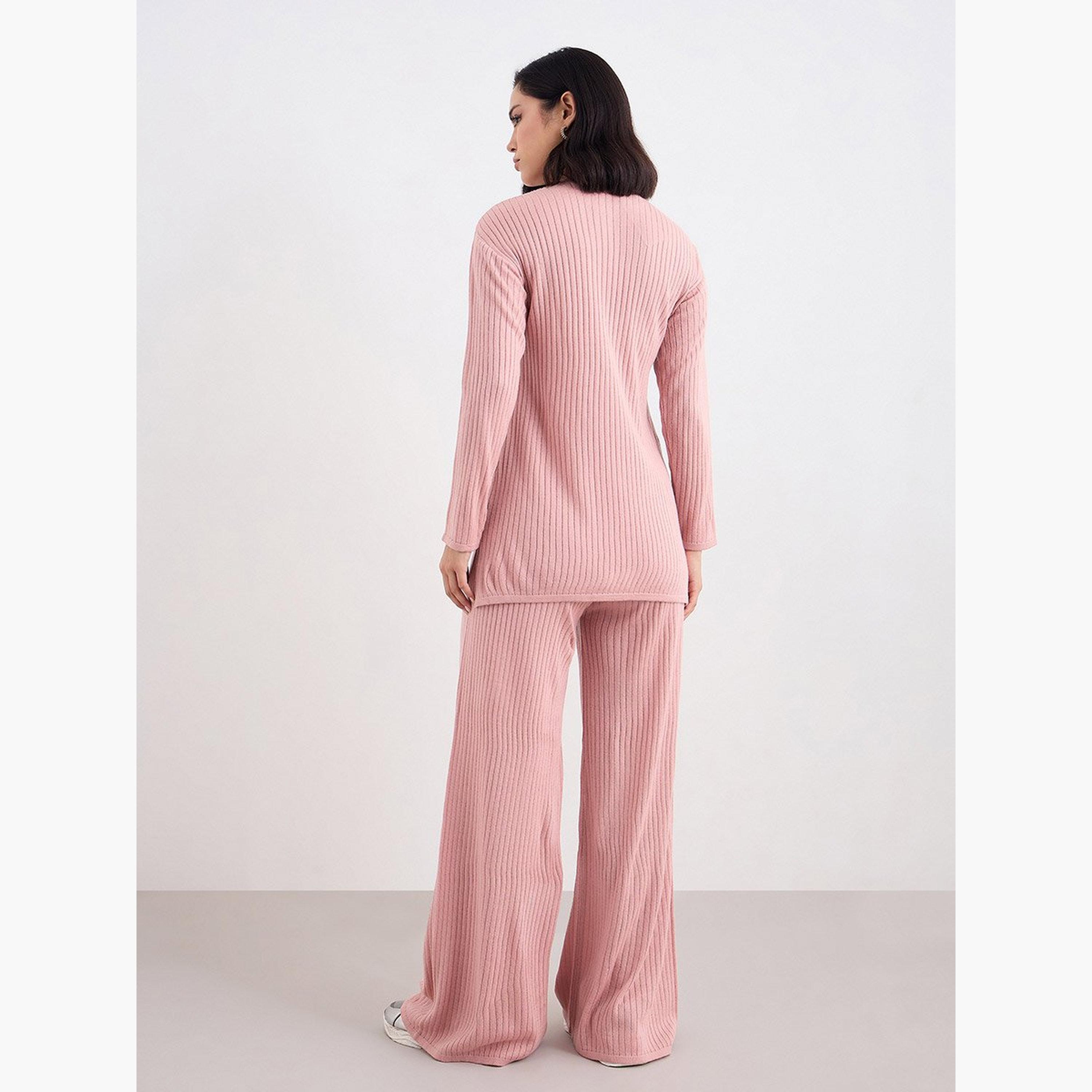 طقم محتشم من بنطال وبلوزة بتفاصيل بارزة الملمس-women-arabicclothing-sets-image-4