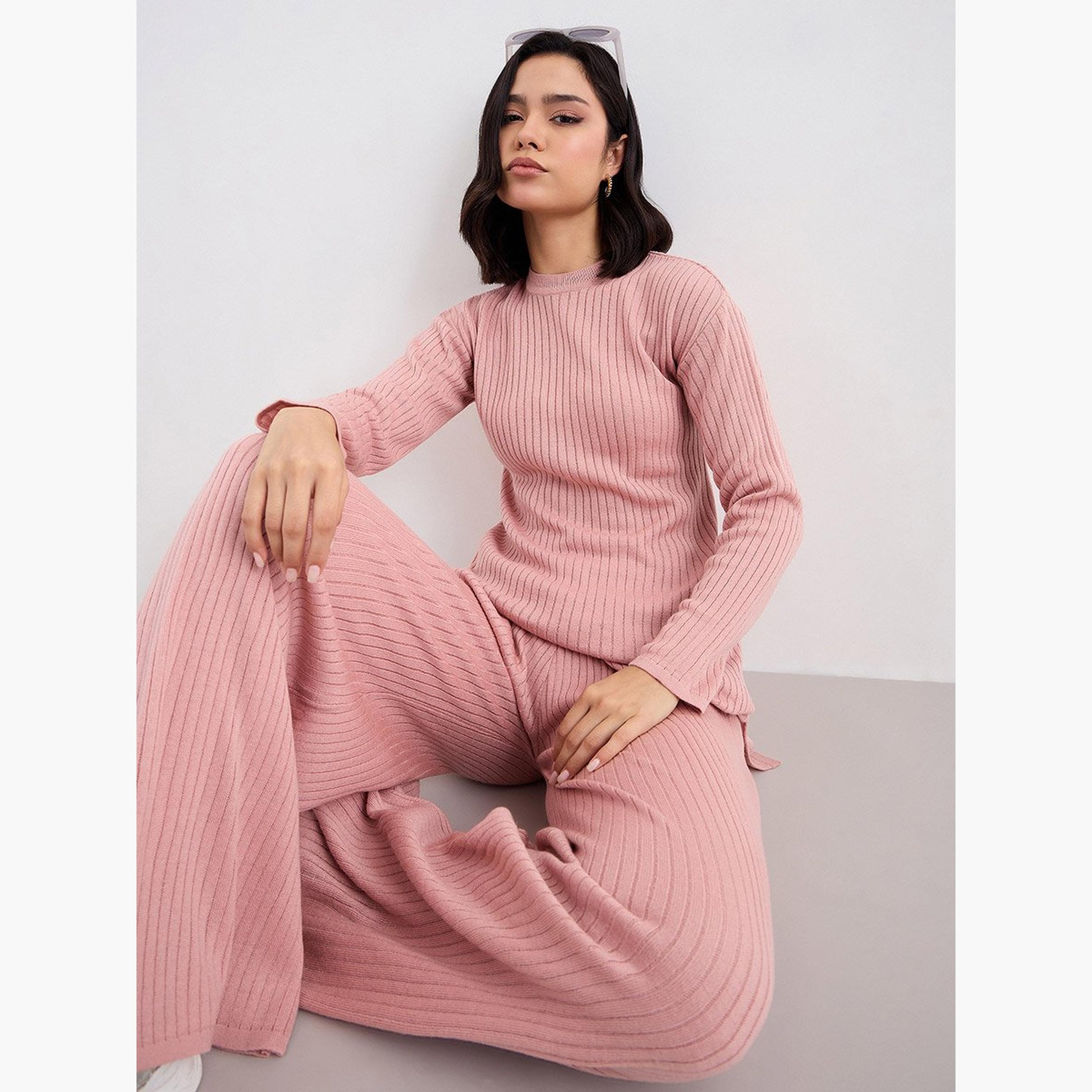 طقم محتشم من بنطال وبلوزة بتفاصيل بارزة الملمس-women-arabicclothing-sets-image-5