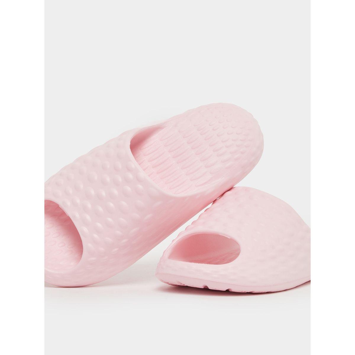 شبشب سهل الارتداء بتفاصيل بارزة الملمس-women-shoes-flipflopsandslides-image-3