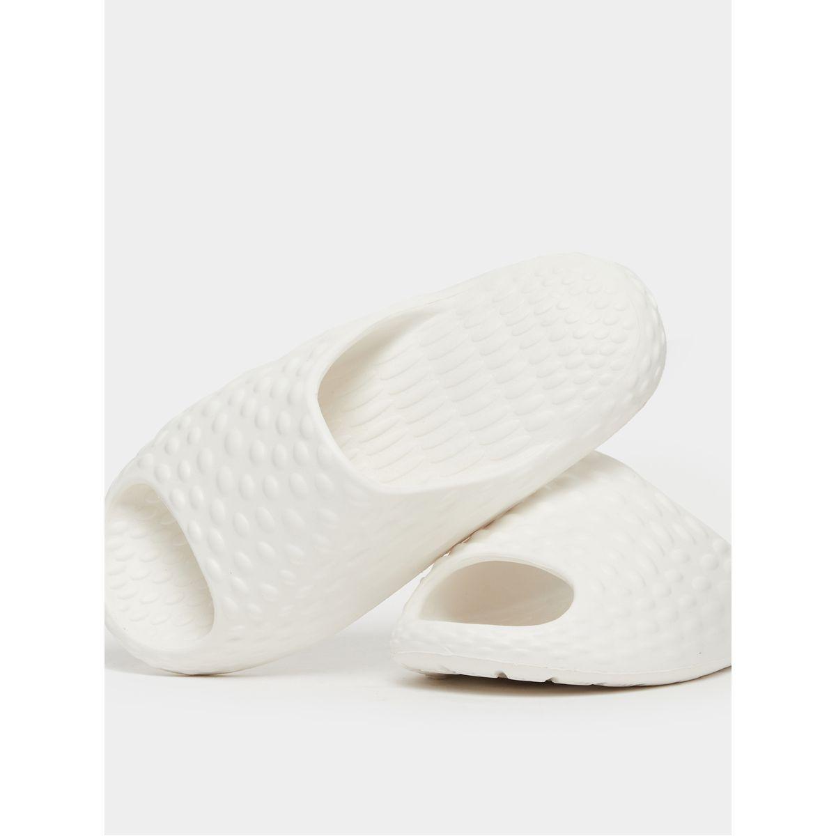 شبشب سهل الارتداء بتفاصيل بارزة الملمس-women-shoes-flipflopsandslides-image-3