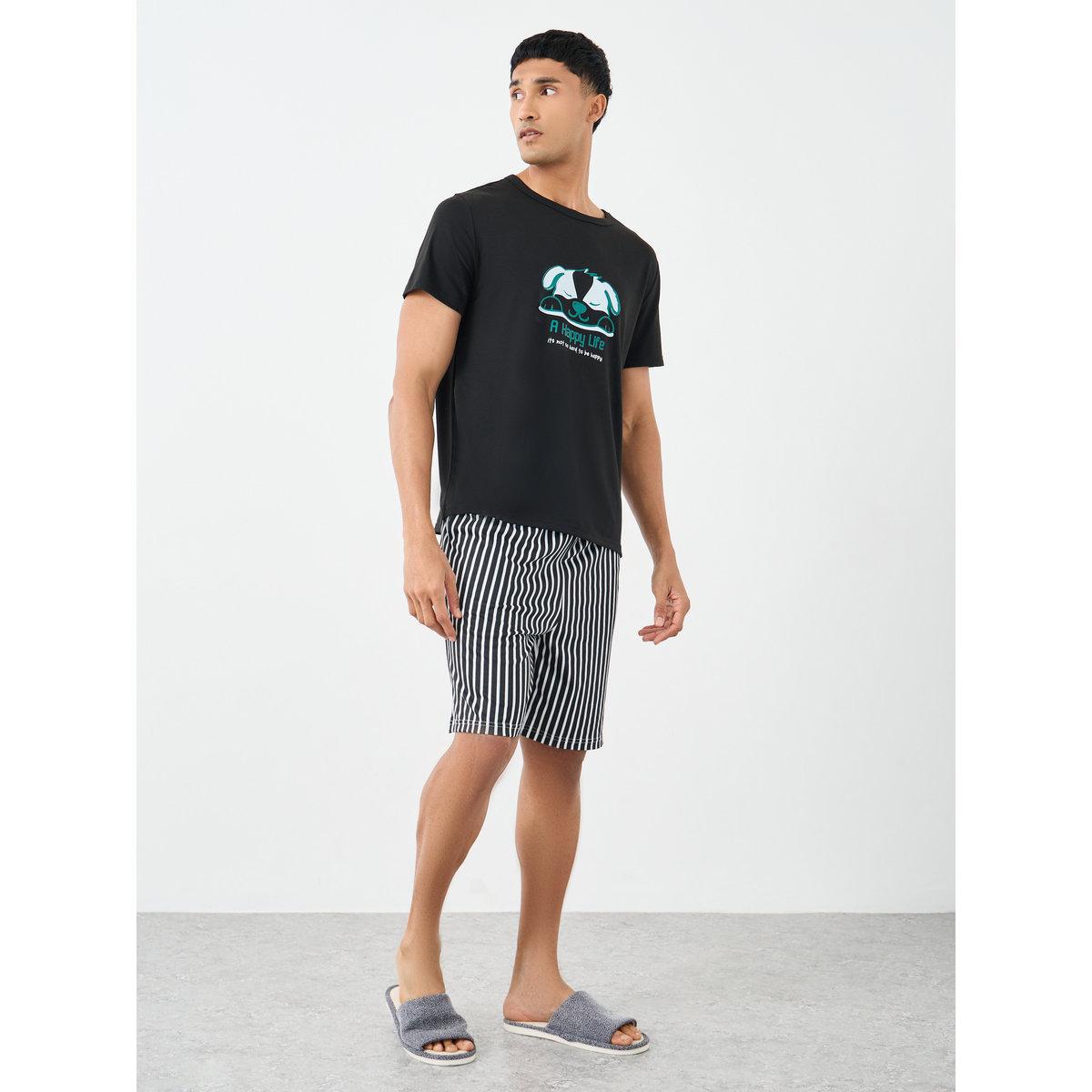 طقم منسق من شورت مخطط وتيشيرت بطبعة جرافيك-men-clothing-nightwear-sets-image-1