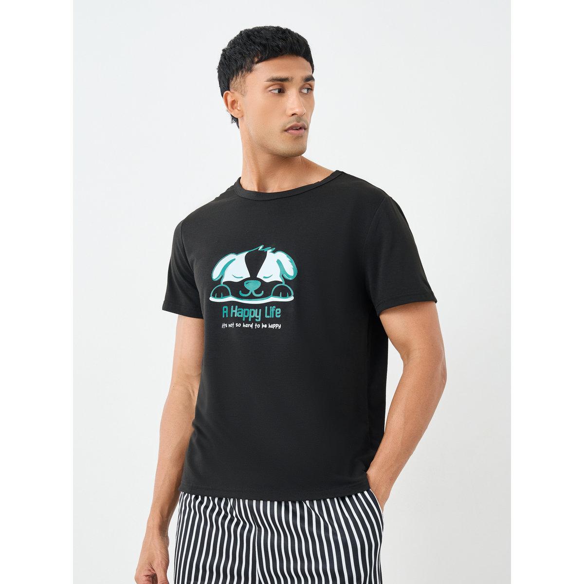 طقم منسق من شورت مخطط وتيشيرت بطبعة جرافيك-men-clothing-nightwear-sets-image-2