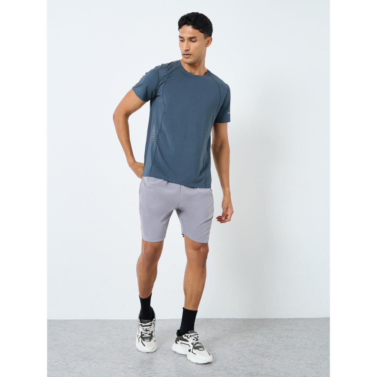 تيشيرت بتفاصيل ألواح مع طباعة-men-clothing-sportswearandactivewear-tshirtsandpolos-image-2