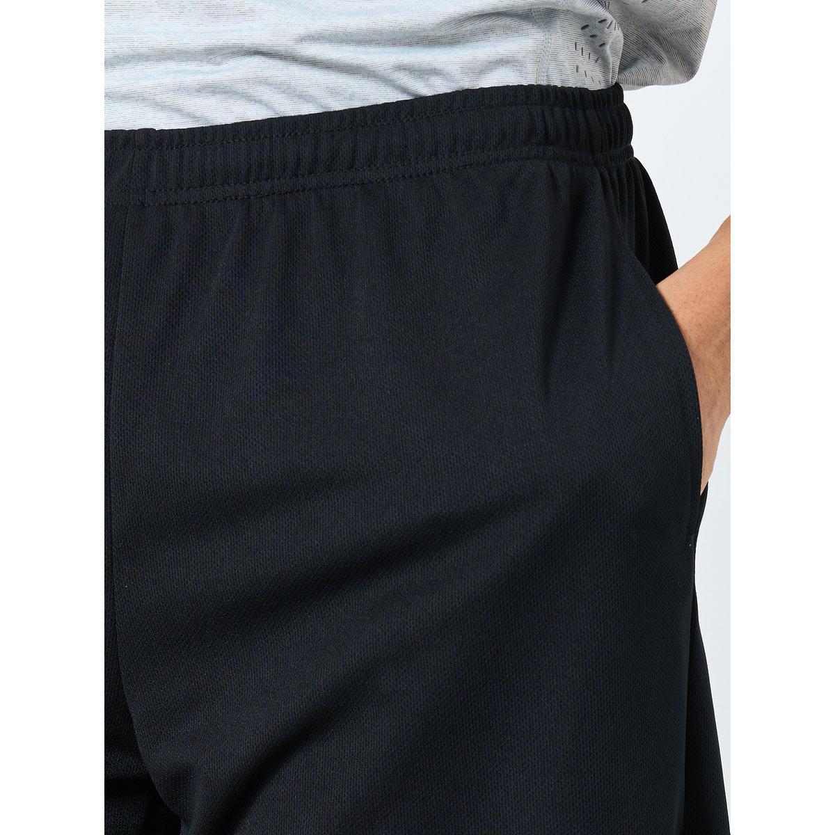 شورت سادة بتفاصيل جيوب-men-clothing-sportswearandactivewear-bottoms-shorts-image-3