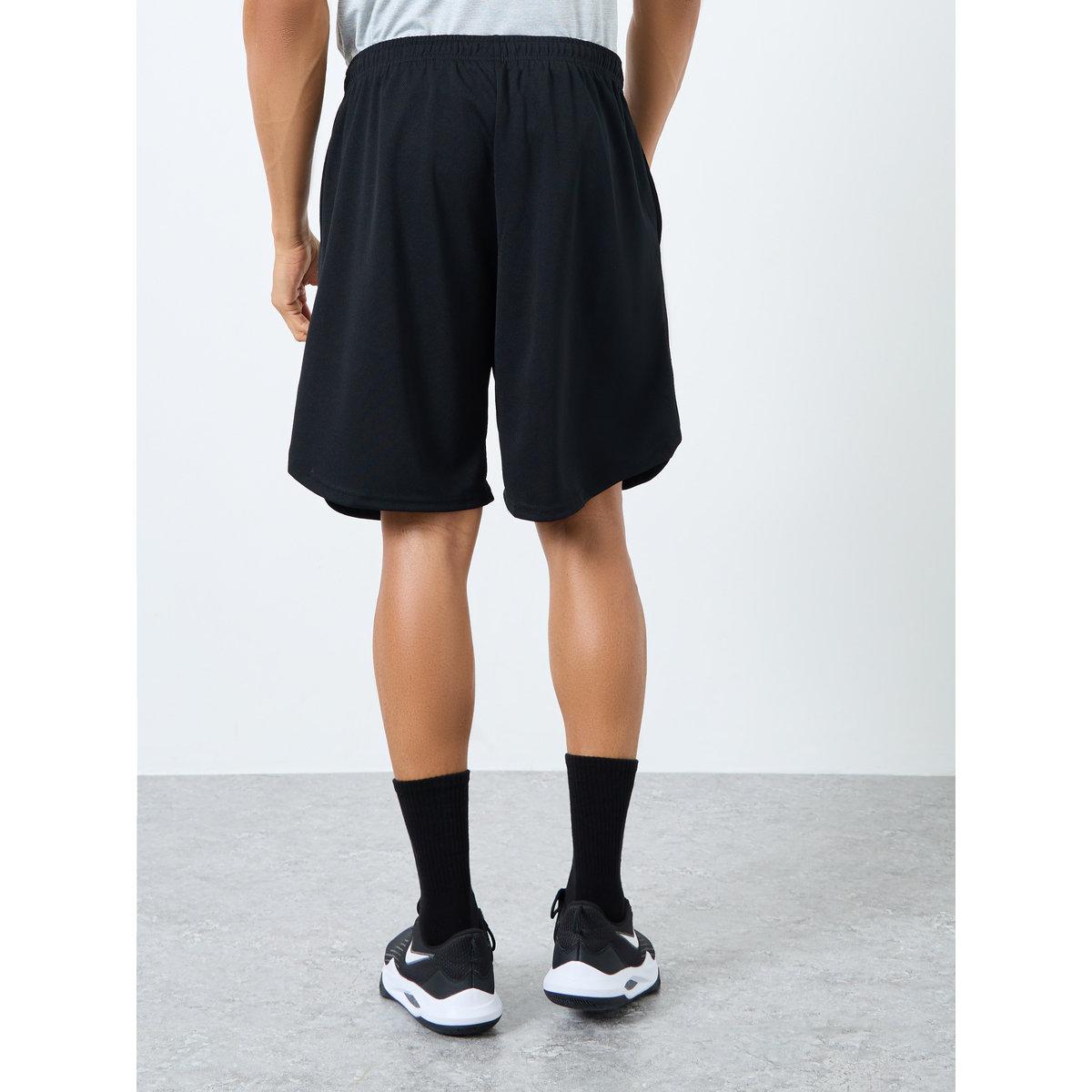 شورت سادة بتفاصيل جيوب-men-clothing-sportswearandactivewear-bottoms-shorts-image-5