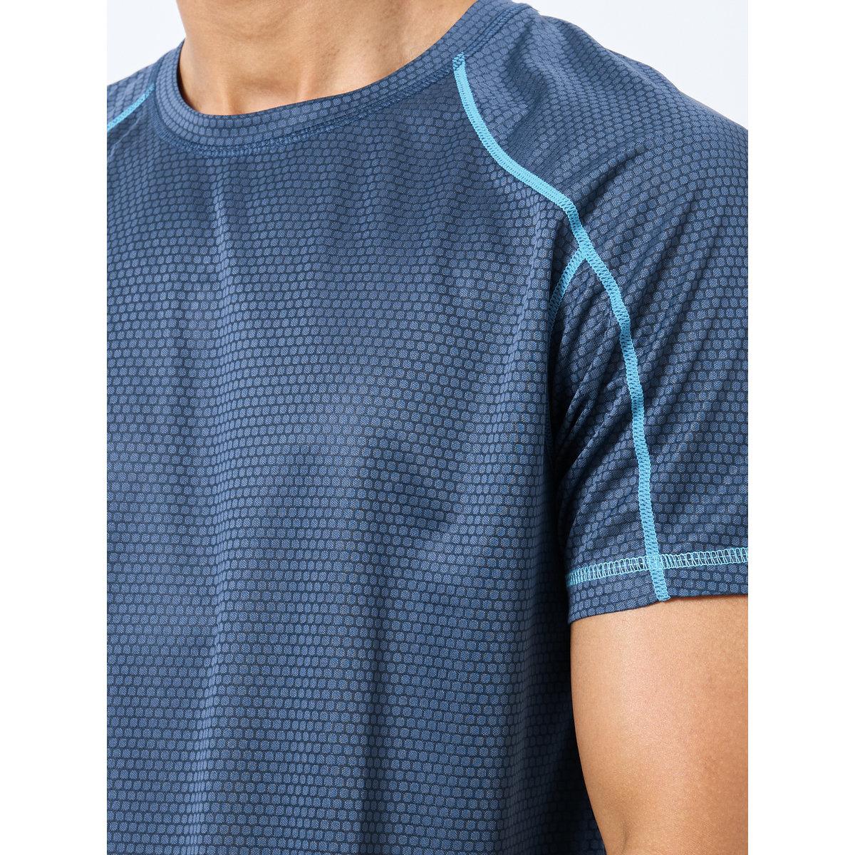 تيشيرت بتفاصيل خياطة مُتباينة وأكمام ريجلان-men-clothing-sportswearandactivewear-tshirtsandpolos-image-3