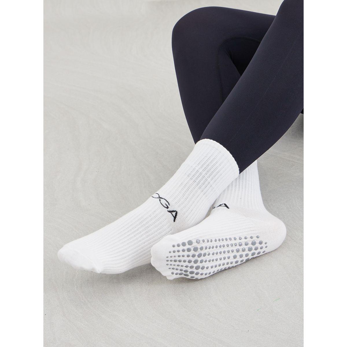 جوارب يوجا طويلة بتفاصيل سيليكون وطبعة كتابة-women-socksandstockings-image-1