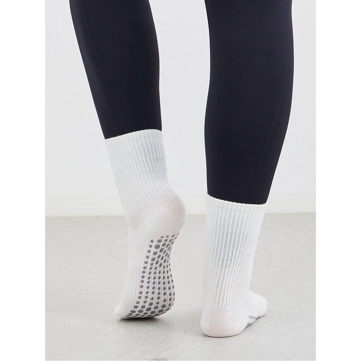 جوارب يوجا طويلة بتفاصيل سيليكون وطبعة كتابة-women-socksandstockings-image-3