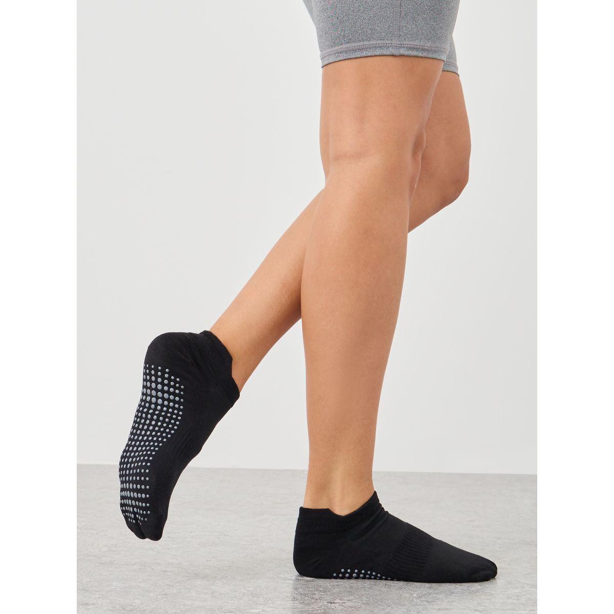 مجموعة من 2 جوارب يوجا بتفاصيل سيليكون-women-clothing-sportswearandactivewear-trackpantsandtracksuits-image-3
