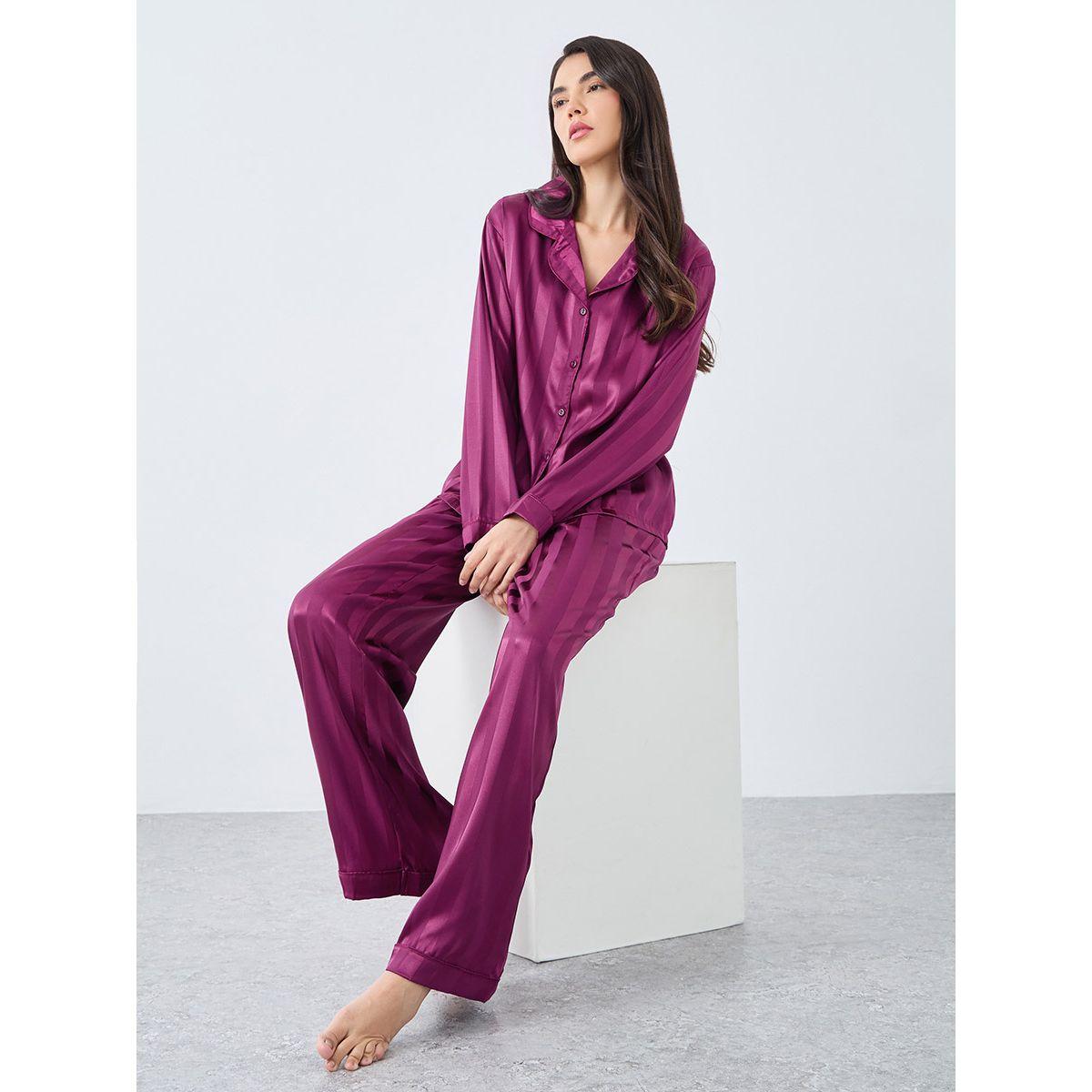 طقم من بنطال بيجاما وبلوزة ساتان مخططة-women-clothing-nightwear-pyjamas-longsets-image-1