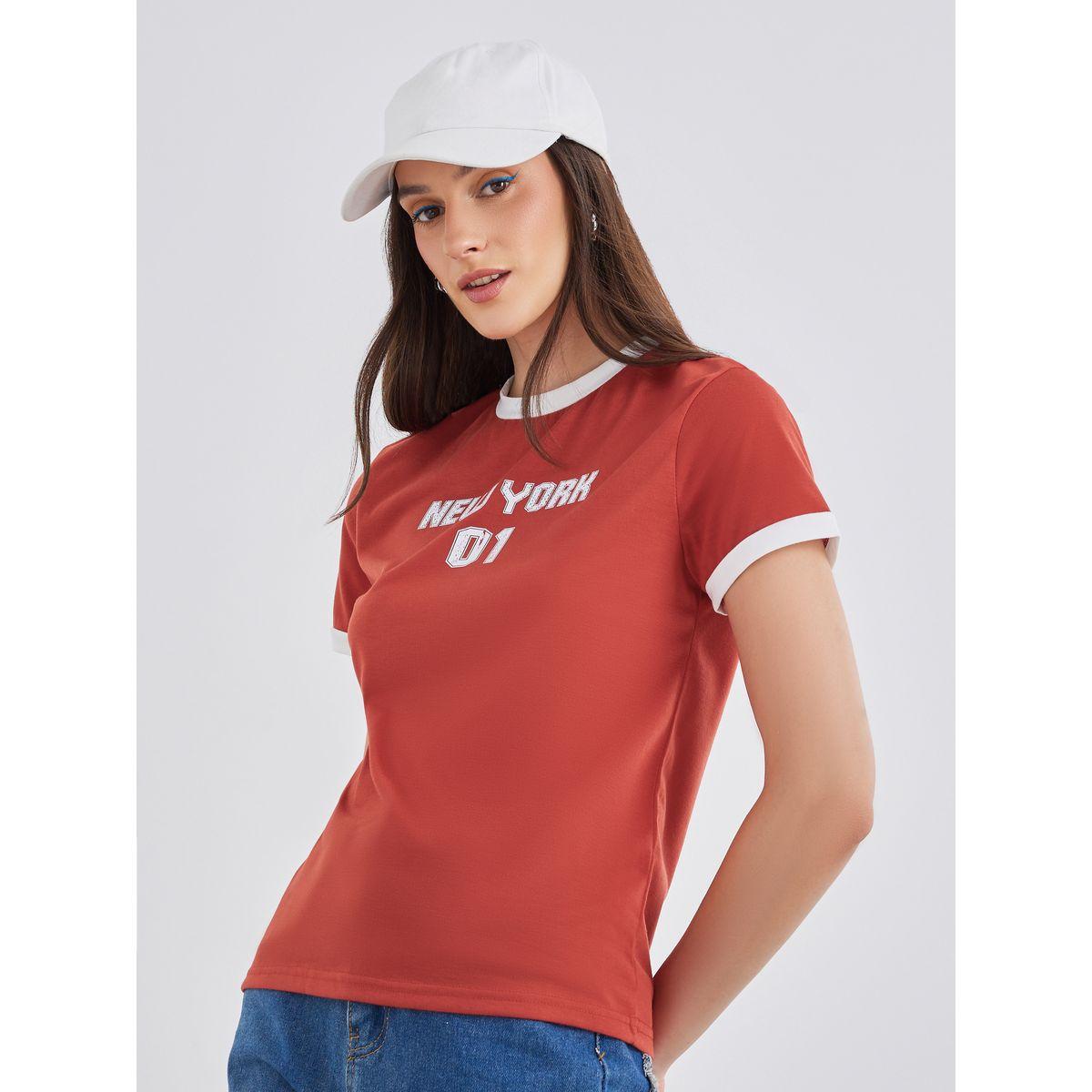 تيشيرت بقصة عادية وطبعة كتابة مع تفاصيل مُتباينة-women-clothing-tshirts-image-3
