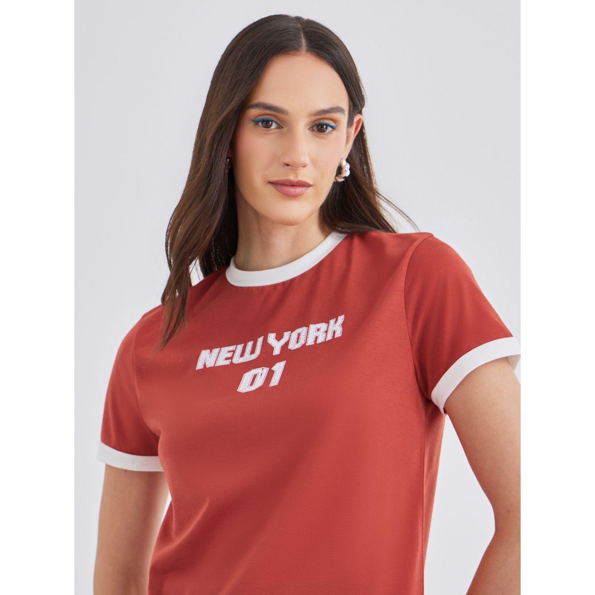 تيشيرت بقصة عادية وطبعة كتابة مع تفاصيل مُتباينة-women-clothing-tshirts-image-4