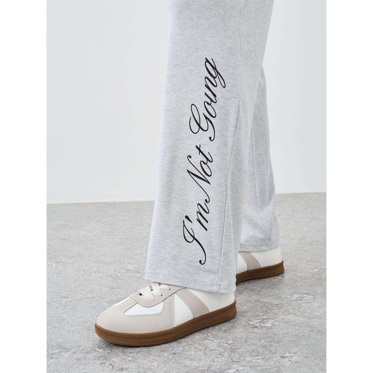 جوغر بقصة أرجل واسعة وطبعة كتابة-women-clothing-bottoms-joggers-image-3
