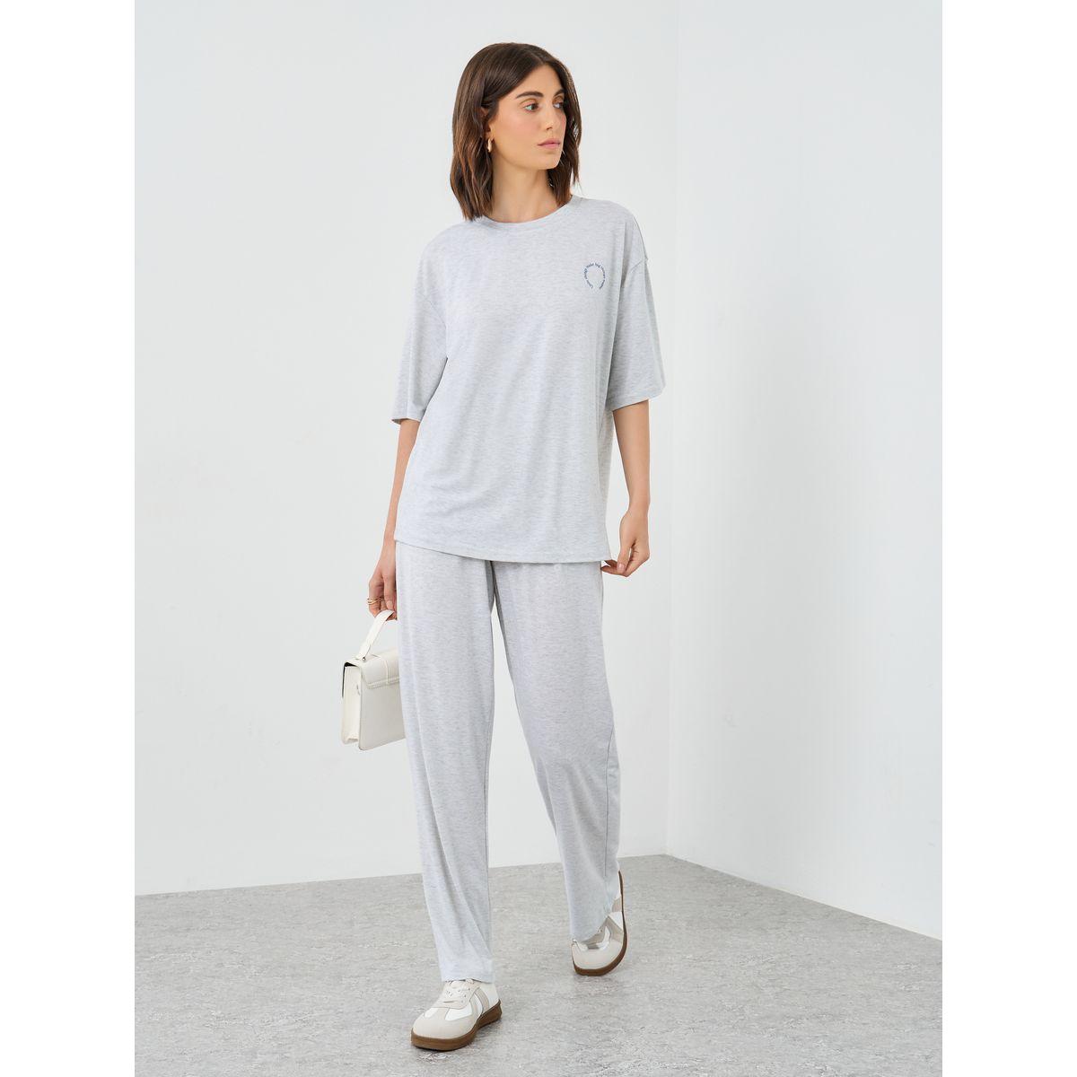 طقم منسق من جوغر وتيشيرت فضفاض بطبعة كتابة-women-clothing-coordsets-image-1