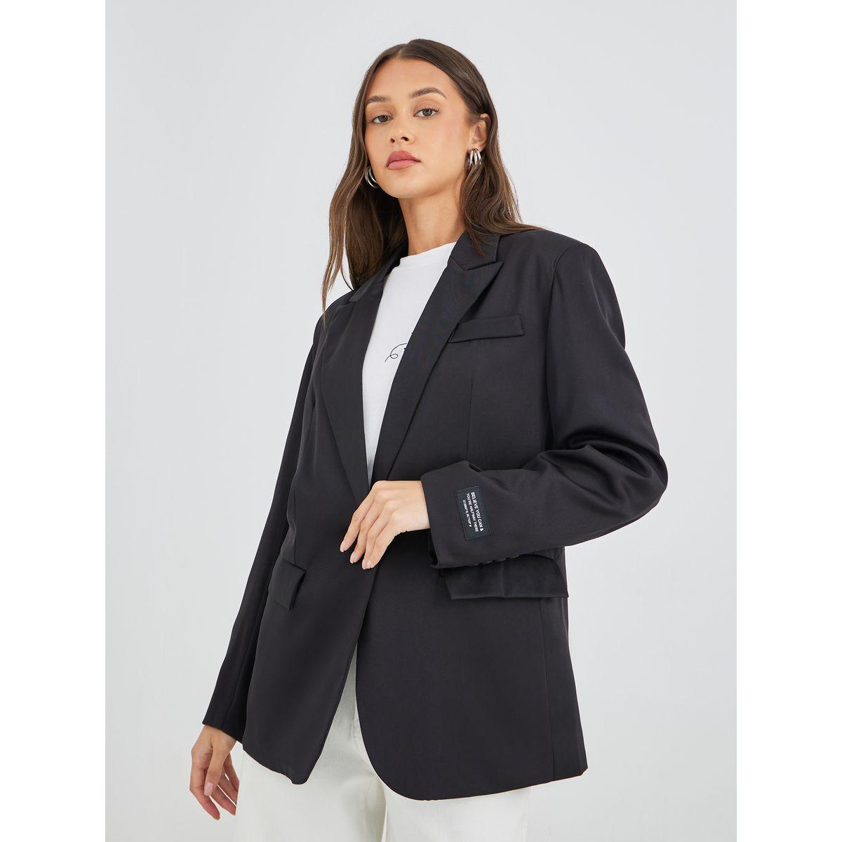 بليزر بقصة عادية مع تفاصيل شارة-women-clothing-coatsandjackets-blazers-image-4