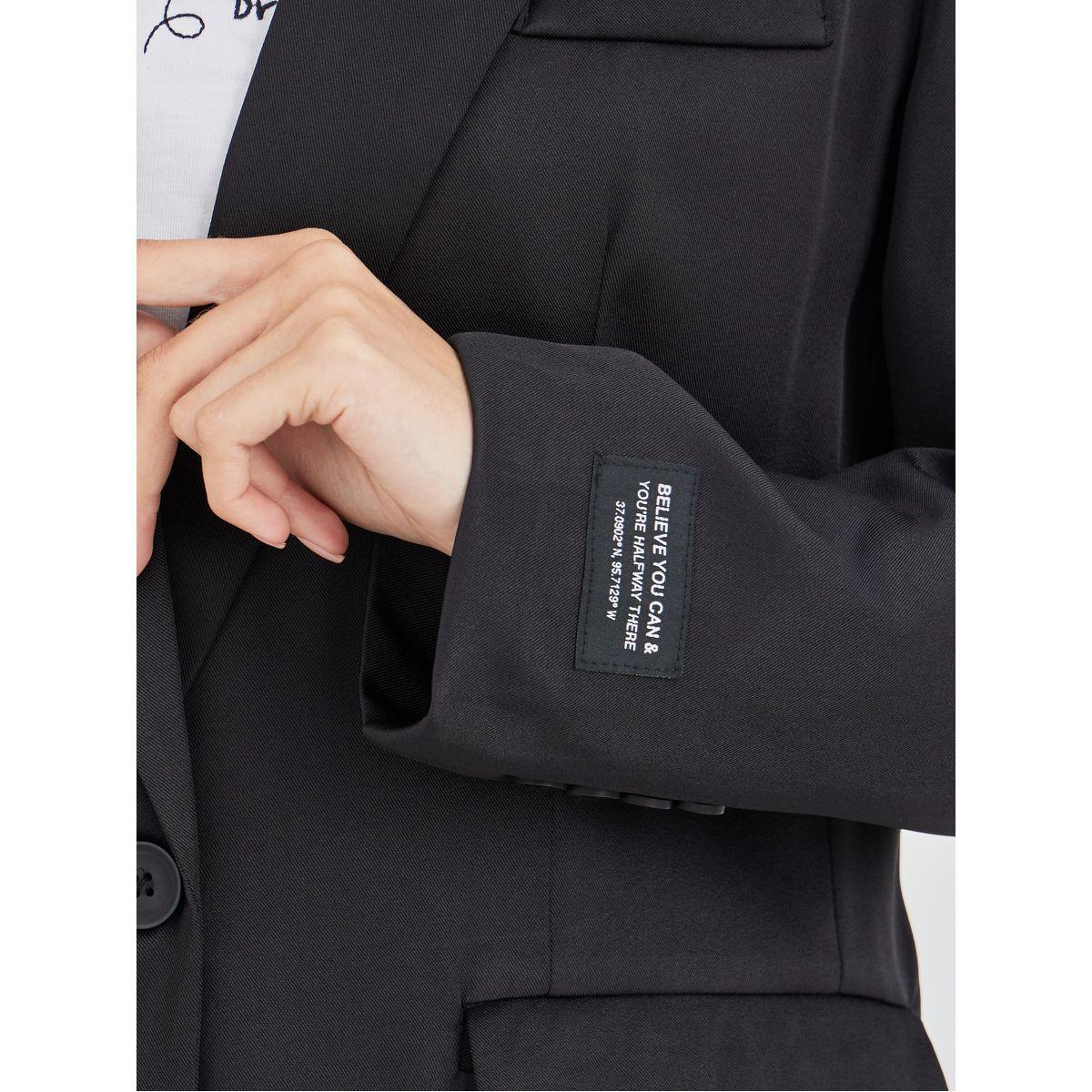 بليزر بقصة عادية مع تفاصيل شارة-women-clothing-coatsandjackets-blazers-image-5