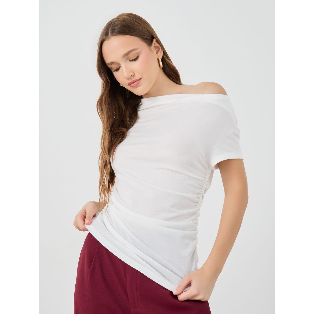 تيشيرت سادة بأكتاف مكشوفة وتفاصيل مُجمعة-women-clothing-tshirts-image-1