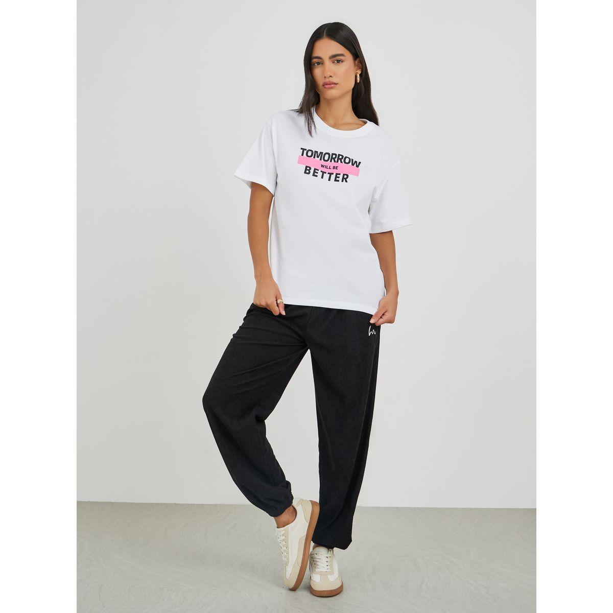 تيشيرت فضفاض بياقة دائرية وطبعة كتابة-women-clothing-tshirts-image-2