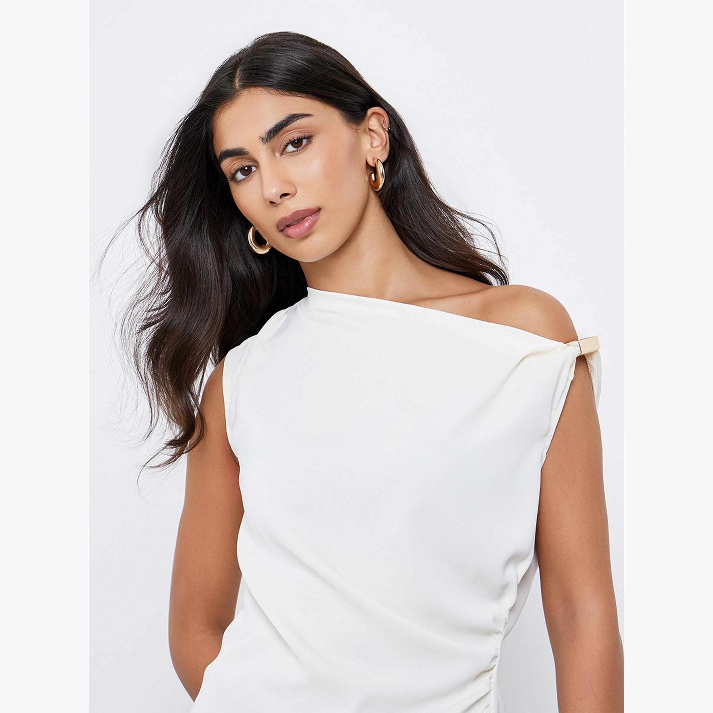 ستايلي - بلوزة محبوكة بلون كريمي سادة برقبة غير متماثلة-women-clothing-tshirts-image-3