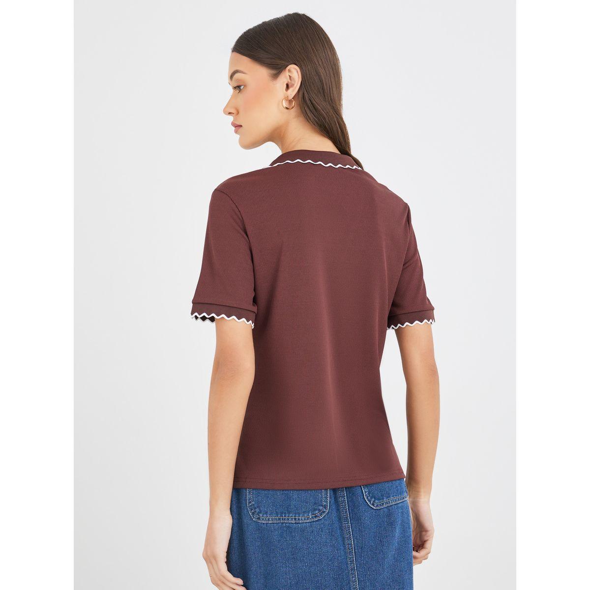 بلوزة مضلعة بياقة بولو وأكمام قصيرة-women-clothing-tshirts-image-5