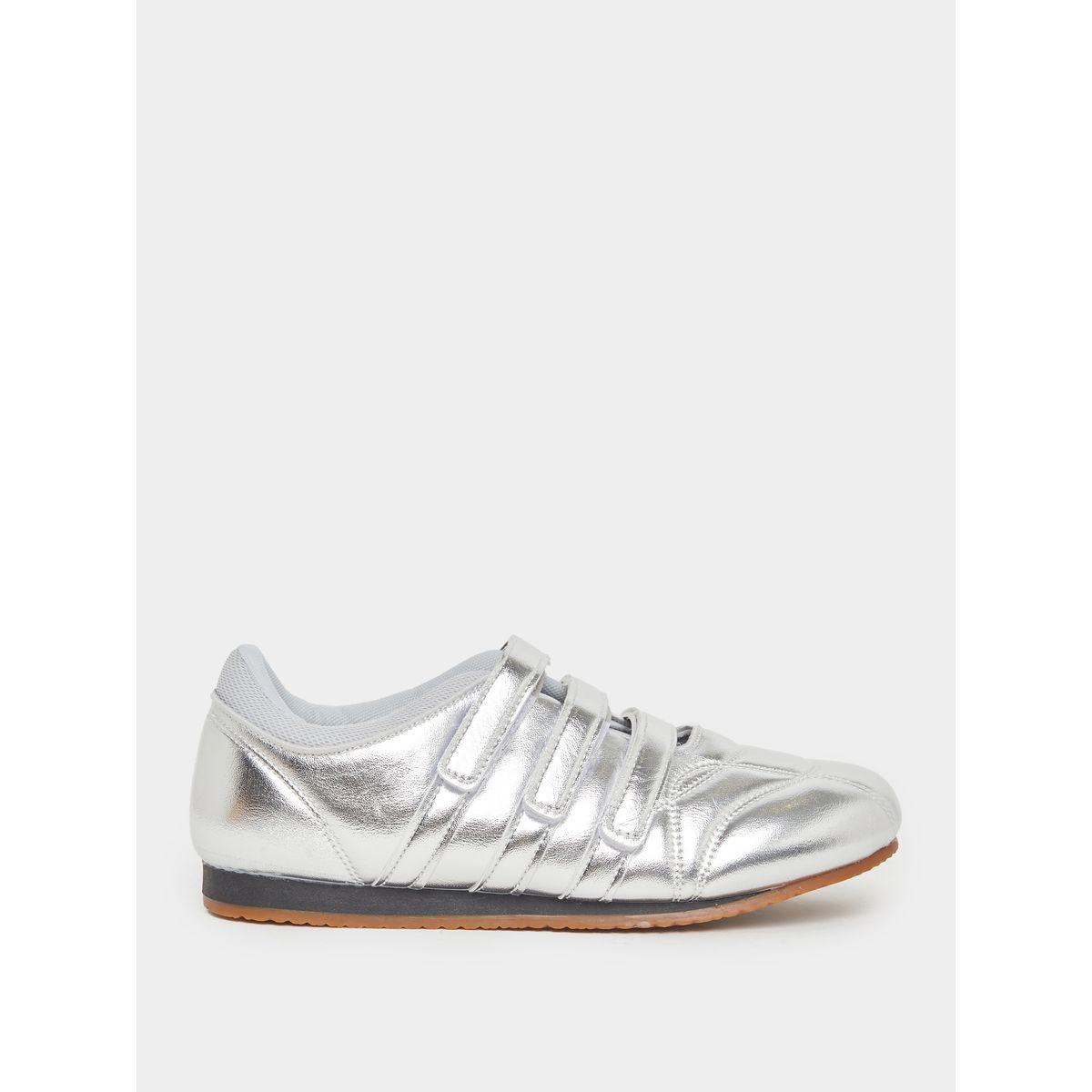 حذاء سنيكرز فلات بتفاصيل ميتاليك لامعة-women-shoes-sneakers-image-1