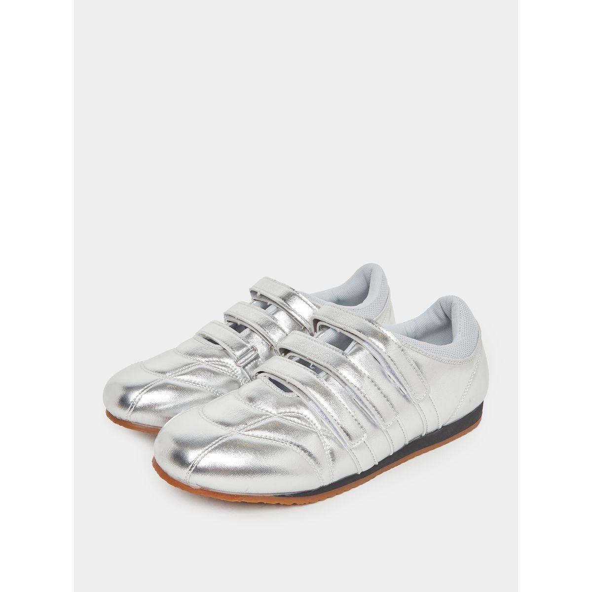 حذاء سنيكرز فلات بتفاصيل ميتاليك لامعة-women-shoes-sneakers-image-2