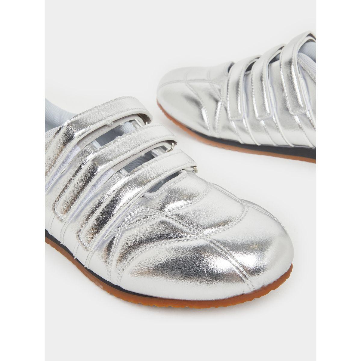 حذاء سنيكرز فلات بتفاصيل ميتاليك لامعة-women-shoes-sneakers-image-3