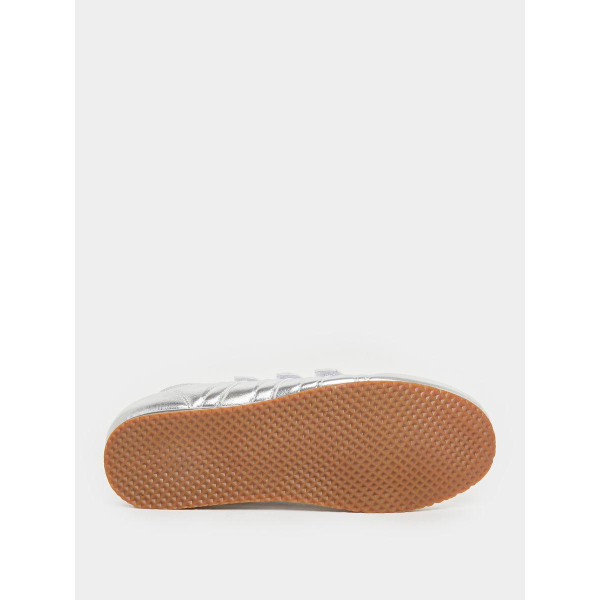 حذاء سنيكرز فلات بتفاصيل ميتاليك لامعة-women-shoes-sneakers-image-6
