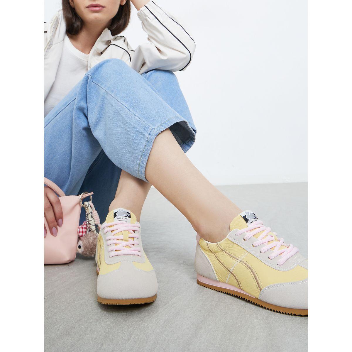حذاء سنيكرز بتفاصيل خطوط جانبية مع أربطة للإغلاق-women-shoes-sneakers-image-2
