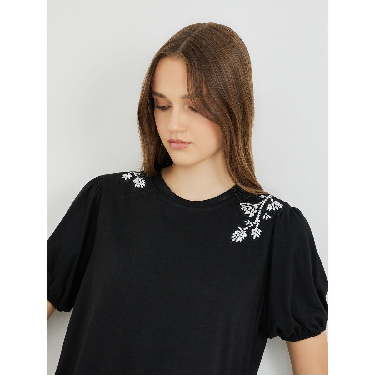 تيشيرت بتفاصيل مُطرزة وياقة دائرية-women-clothing-tshirts-image-3