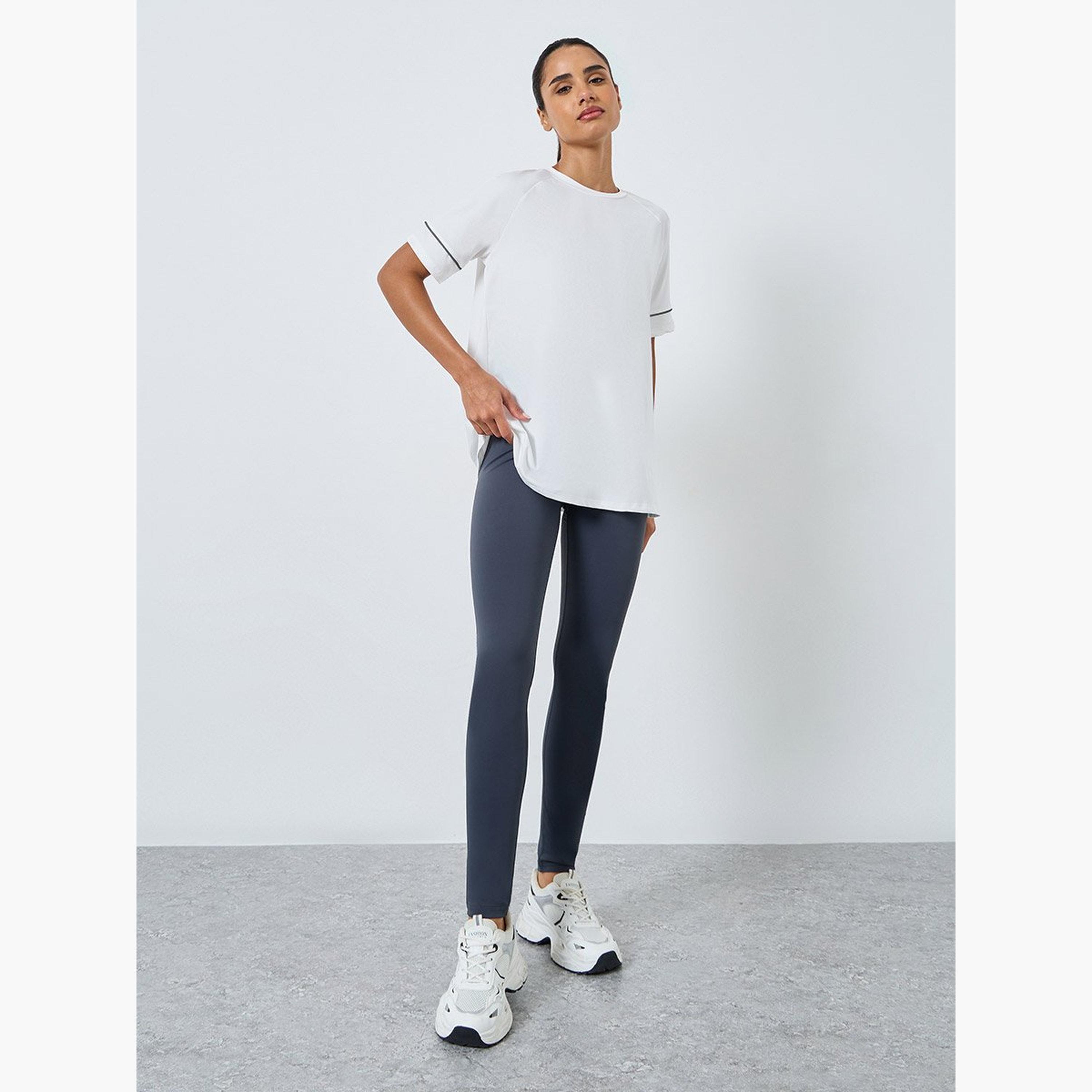 ستايلي - بلوزة مخططة عاكسة بأكمام قصيرة-men-clothing-sportswearandactivewear-tshirtsandpolos-image-2