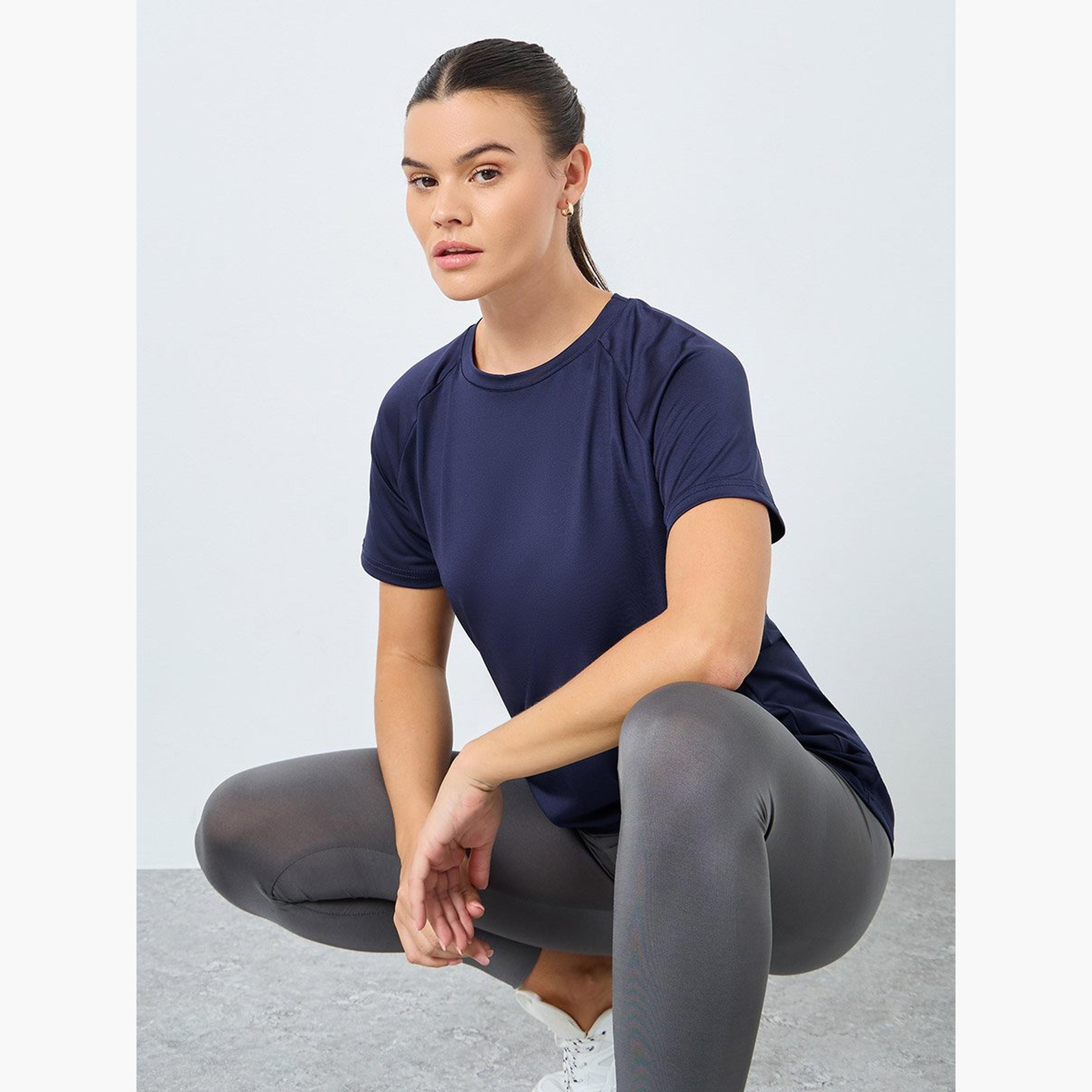 ستايلي - بلوزة بتأثير اللف الخلفي وتفاصيل مفتوحة-men-clothing-sportswearandactivewear-tshirtsandpolos-image-2
