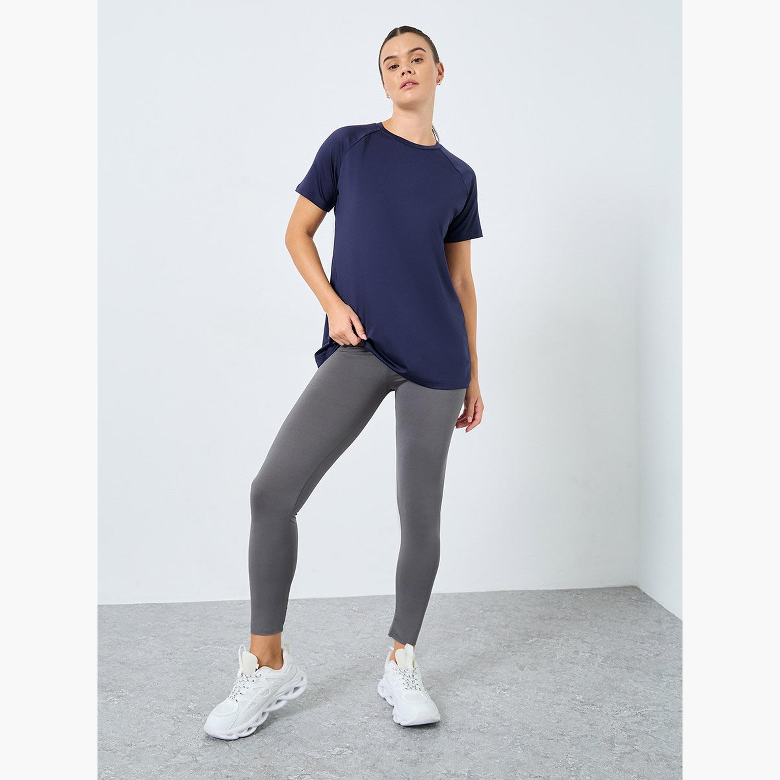 ستايلي - بلوزة بتأثير اللف الخلفي وتفاصيل مفتوحة-men-clothing-sportswearandactivewear-tshirtsandpolos-image-3