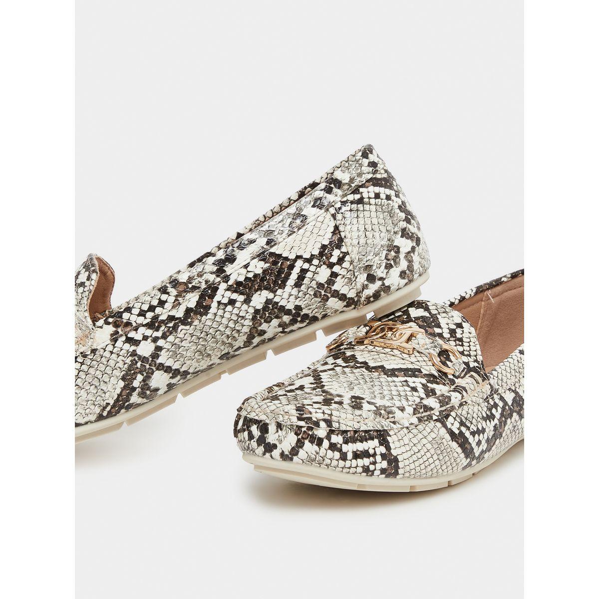 حذاء بطبعة جلد الثعبان بتفاصيل إبزيم-women-shoes-flats-loafers-image-3