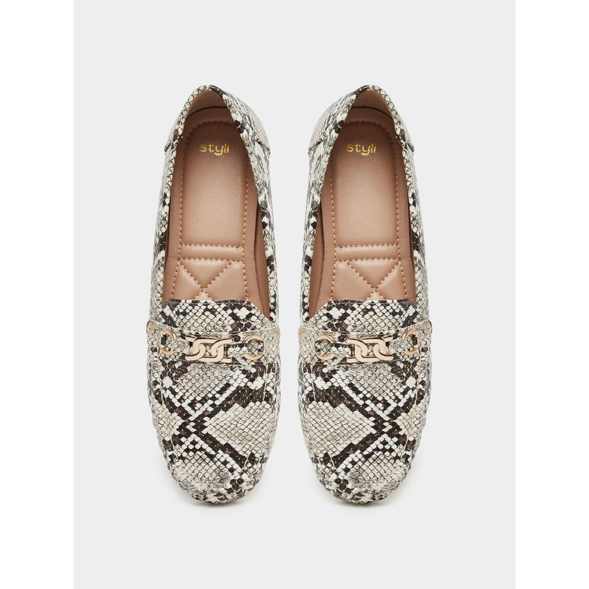 حذاء بطبعة جلد الثعبان بتفاصيل إبزيم-women-shoes-flats-loafers-image-5