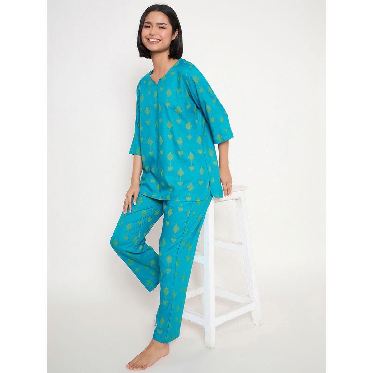 طقم بيجاما من بنطال وبلوزة بطبعة وياقة بشق-women-clothing-nightwear-pyjamas-longsets-image-1
