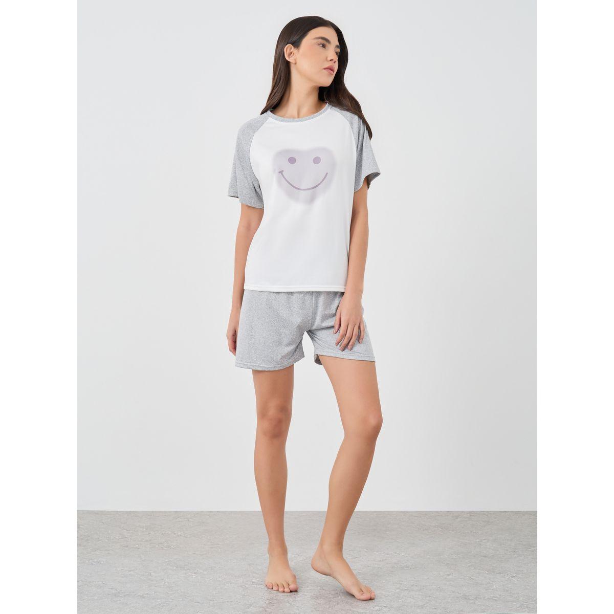 طقم بيجاما من شورت وتيشيرت بطبعة سمايل وأكمام ريجلان-women-clothing-nightwear-pyjamas-shortsets-image-1