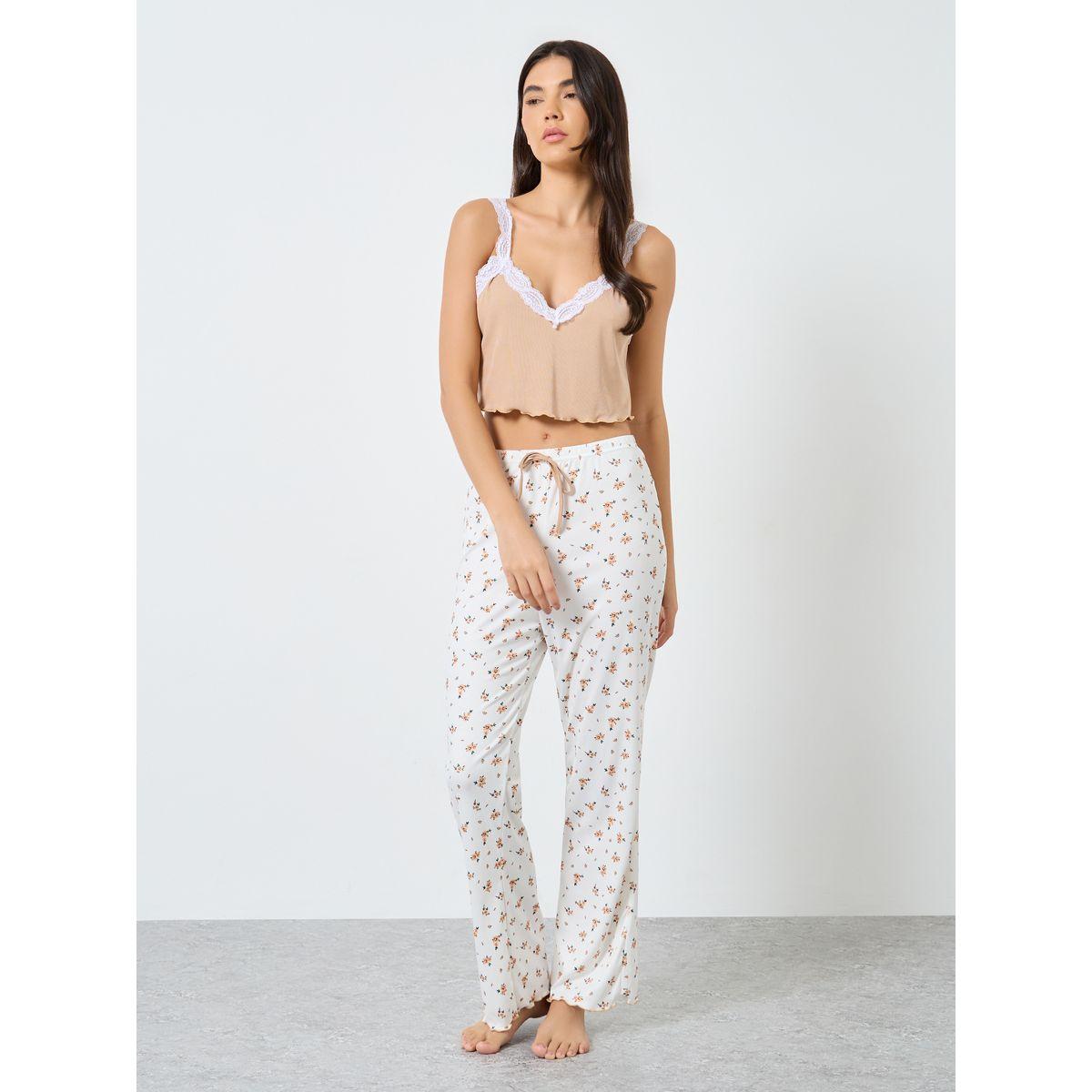 طقم من بنطال بيجاما، وشورت مع بلوزة بتفاصيل دانتيل-women-clothing-nightwear-pyjamas-longsets-image-2