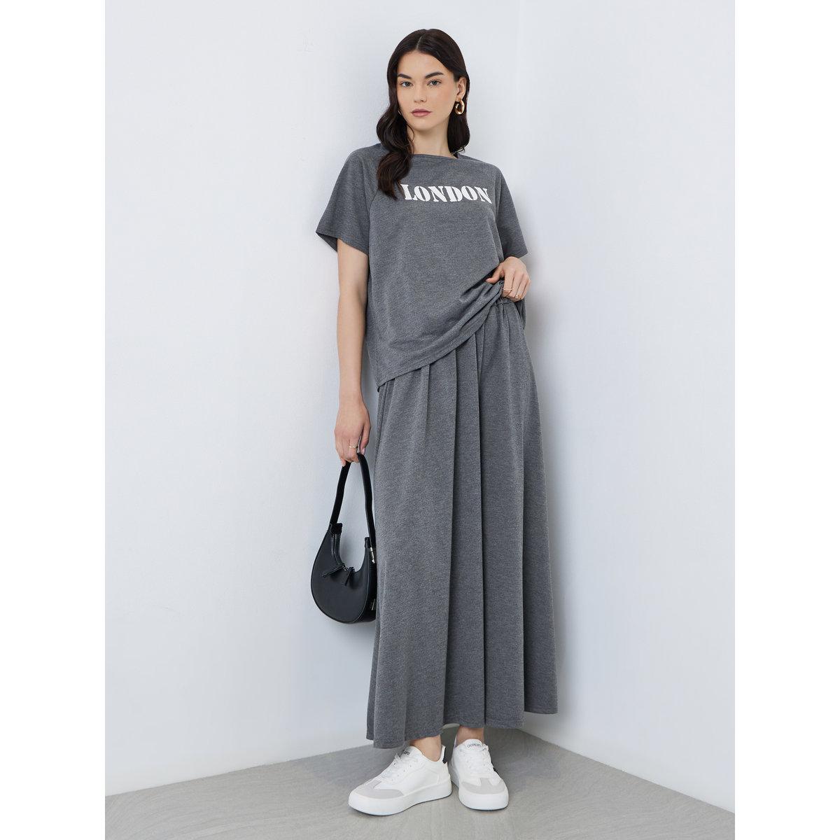 طقم منسق من تنورة طويلة وبلوزة بطبعة كتابة-women-clothing-coordsets-image-1