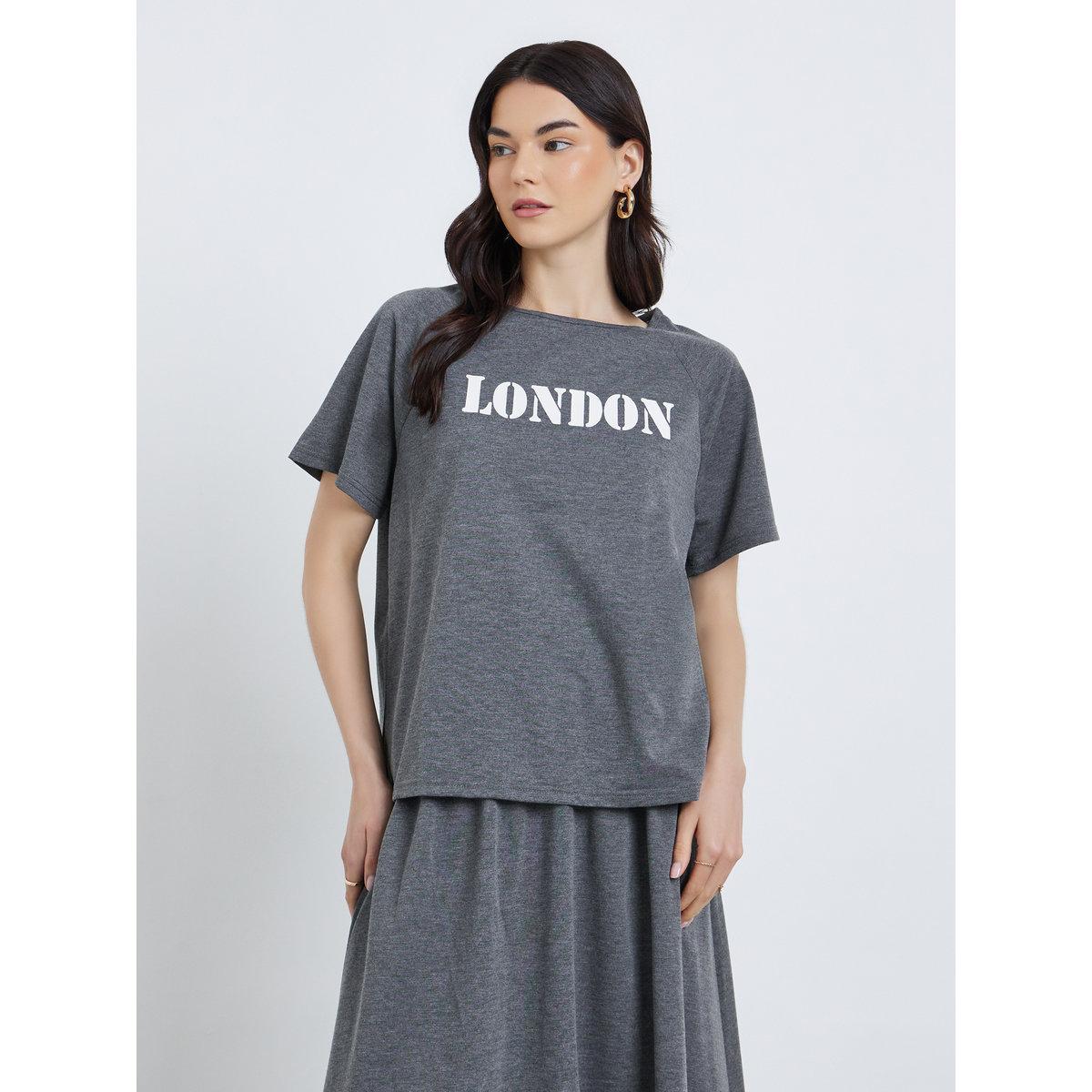 طقم منسق من تنورة طويلة وبلوزة بطبعة كتابة-women-clothing-coordsets-image-2