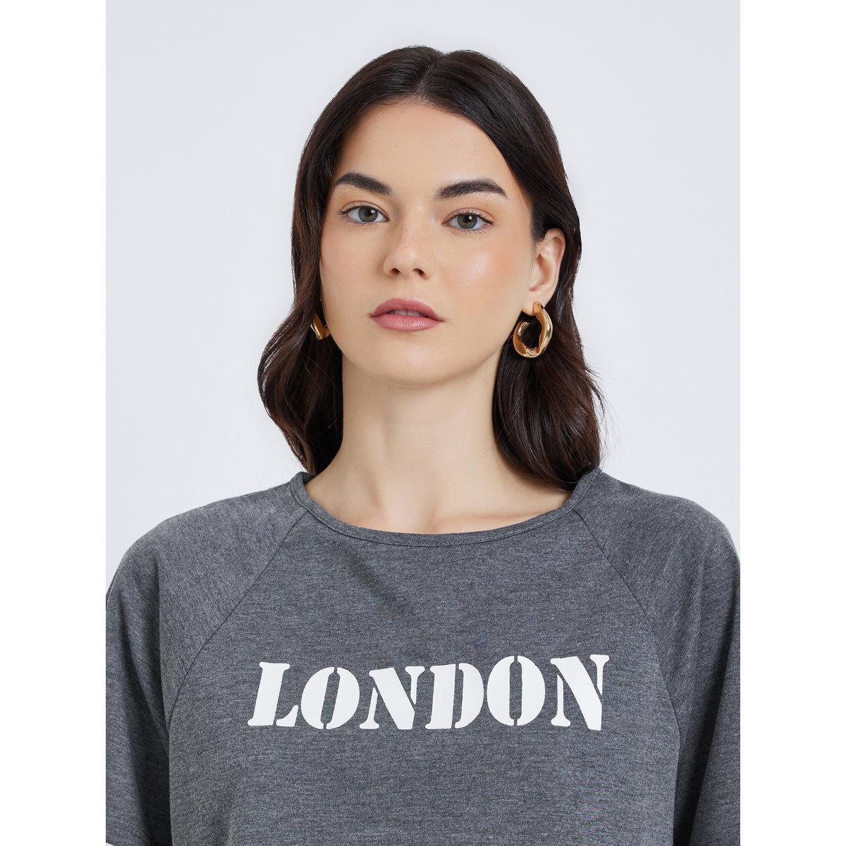 طقم منسق من تنورة طويلة وبلوزة بطبعة كتابة-women-clothing-coordsets-image-3